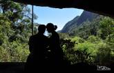 Momento de descanso e reflexão na Gruta do Presidente, início da trilha que atravessa o Parque Nacional da Serra dos Órgãos, no Rio de Janeiro